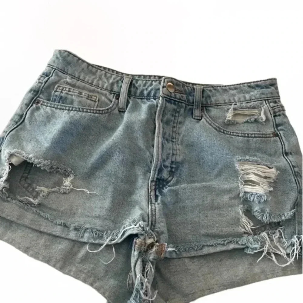 H&M denim light wash distressed shorts‎